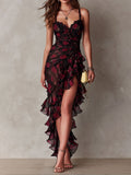Vestido chic negro y rojo con flores y volantes