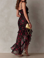 Vestido chic negro y rojo con flores y volantes