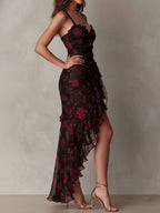 Vestido chic negro y rojo con flores y volantes