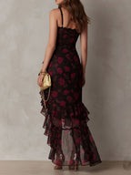 Vestido chic negro y rojo con flores y volantes