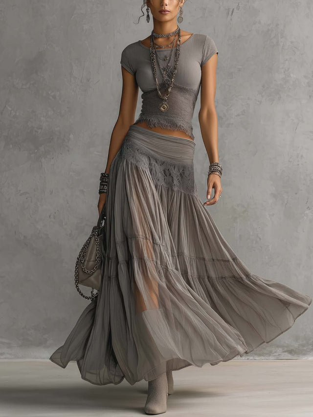 Conjunto de top de encaje gris y falda maxi plisada