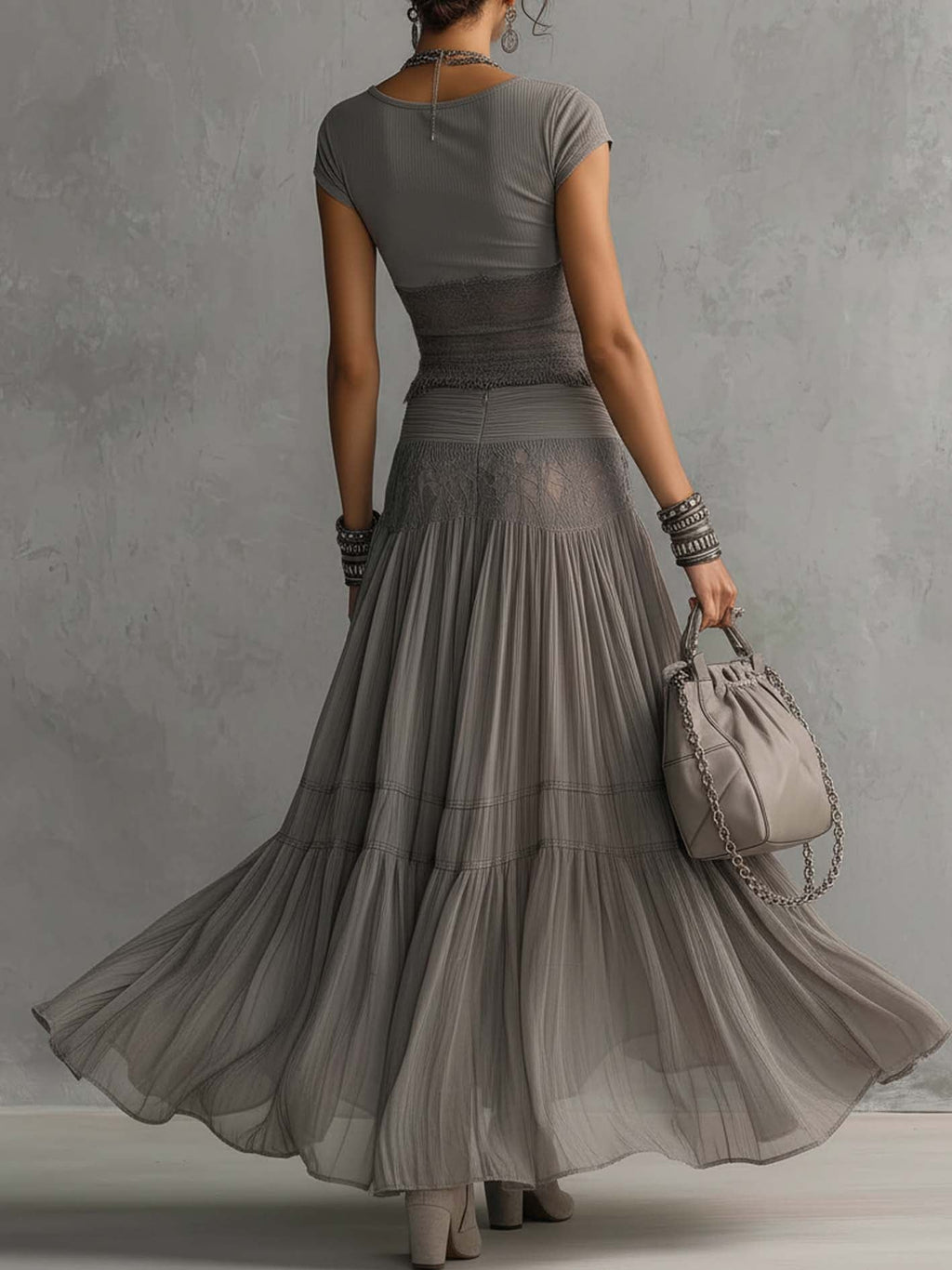Conjunto de top de encaje gris y falda maxi plisada