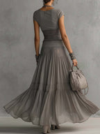 Conjunto de top de encaje gris y falda maxi plisada