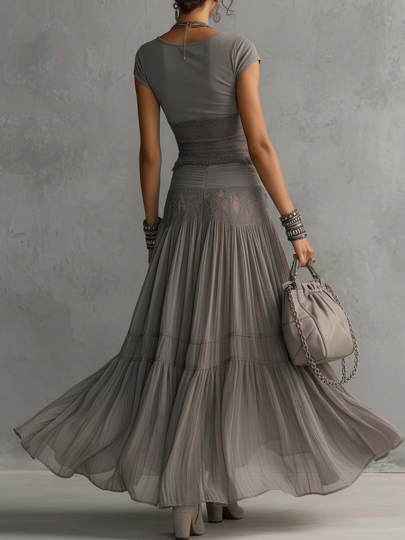 Conjunto de top de encaje gris y falda maxi plisada