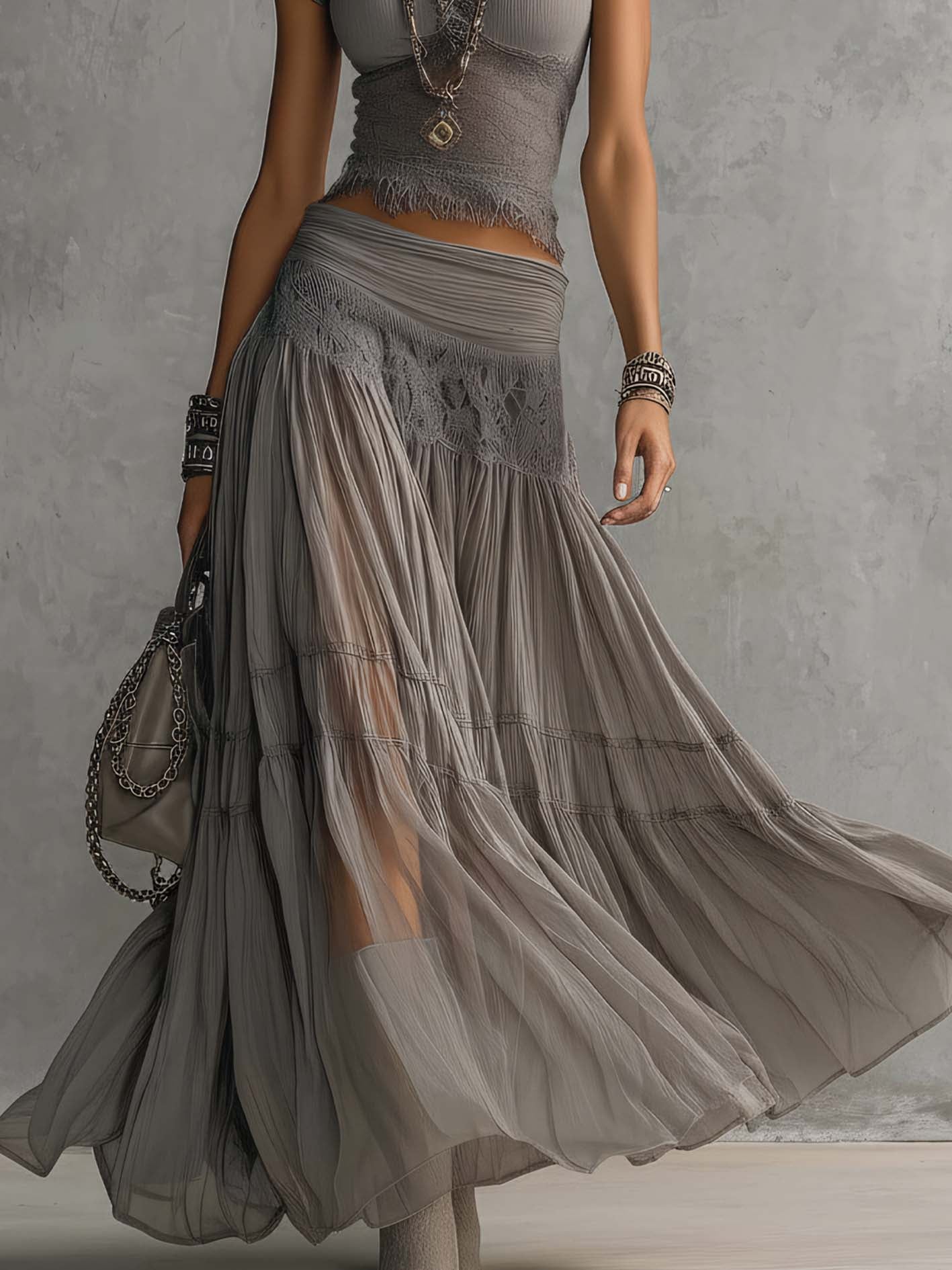 Conjunto de top de encaje gris y falda maxi plisada
