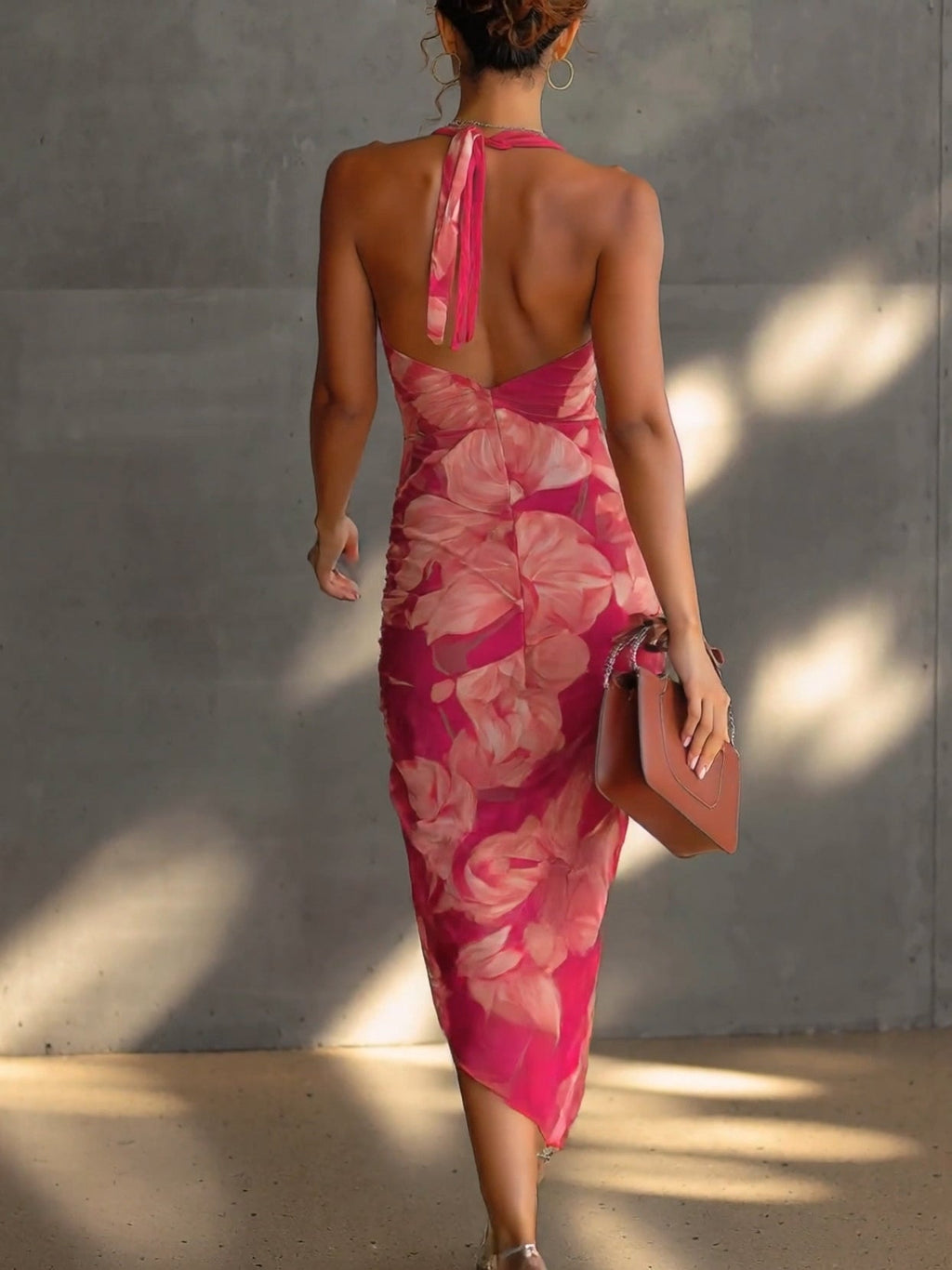 Vestido ceñido sin mangas con estampado floral fucsia