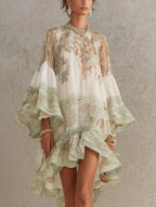 Vestido mini de gasa verde a rayas con mangas de volantes