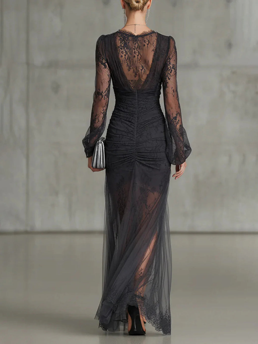 Vestido maxi gris oscuro de encaje con mangas largas y abertura