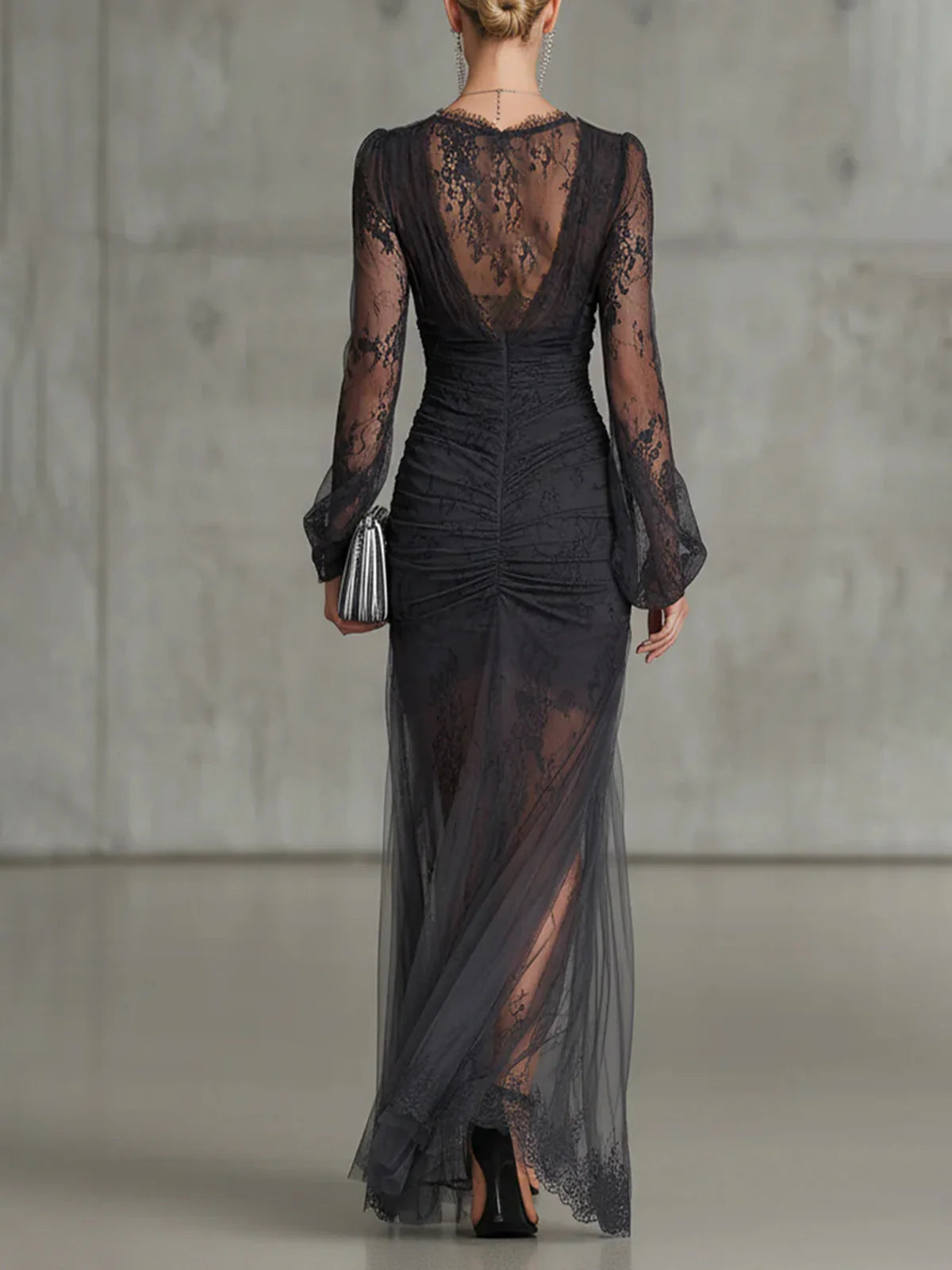 Vestido maxi gris oscuro de encaje con mangas largas y abertura