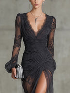 Vestido maxi gris oscuro de encaje con mangas largas y abertura