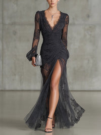 Vestido maxi gris oscuro de encaje con mangas largas y abertura