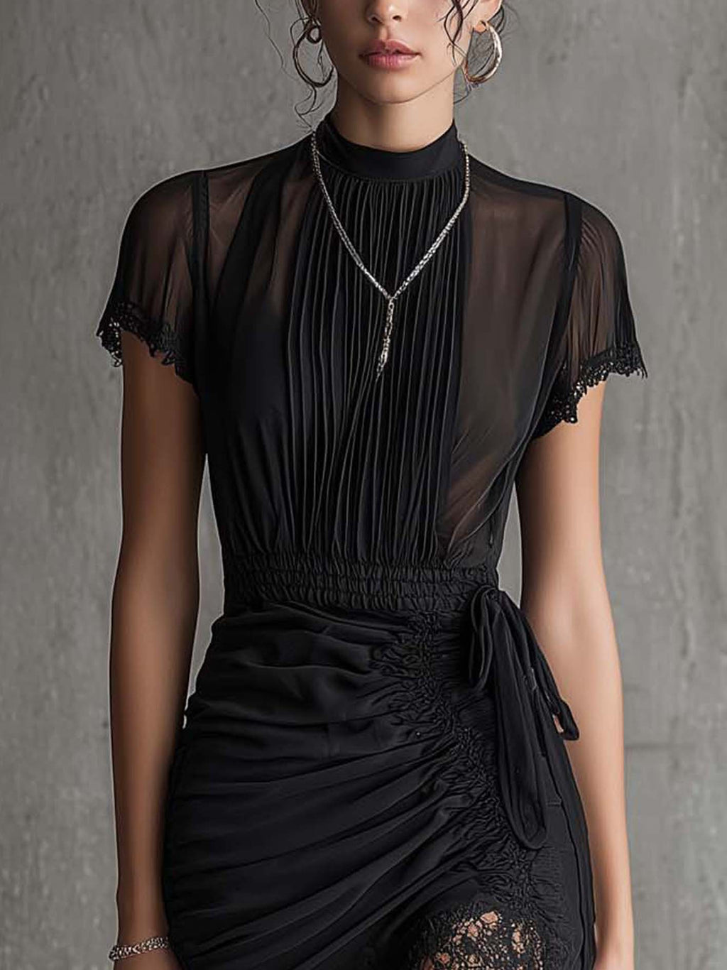 Vestido mini negro de gasa con cintura plisada