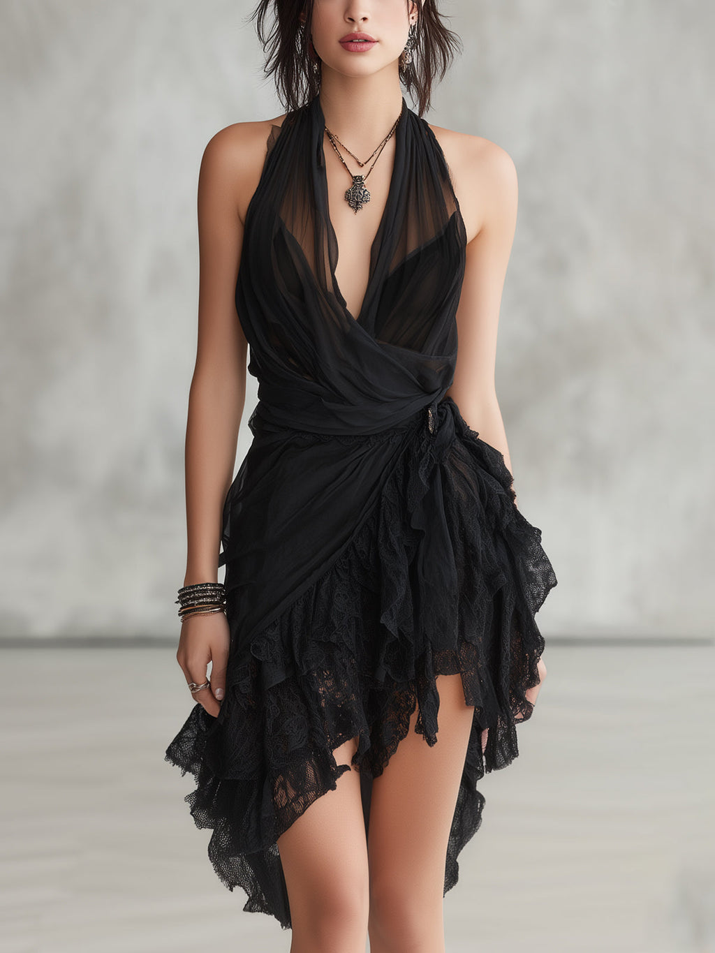 Vestido mini de encaje negro con escote halter y volantes