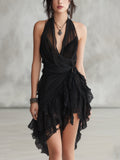 Vestido mini de encaje negro con escote halter y volantes