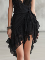 Vestido mini de encaje negro con escote halter y volantes
