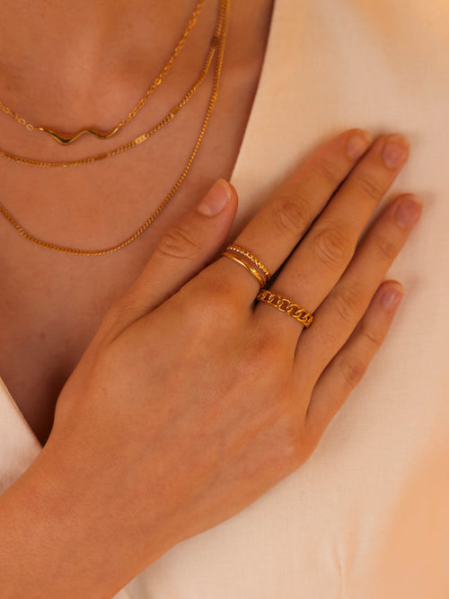 Anillo entrelazado elegante