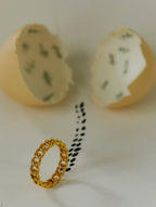 Anillo entrelazado elegante